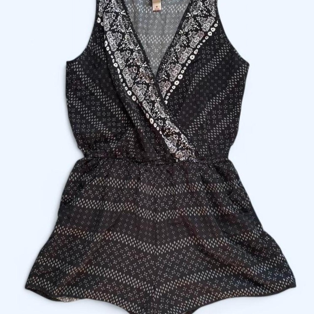 Black & white floral geometric print jumpsuit v-neck tie waist size M by Mossimo